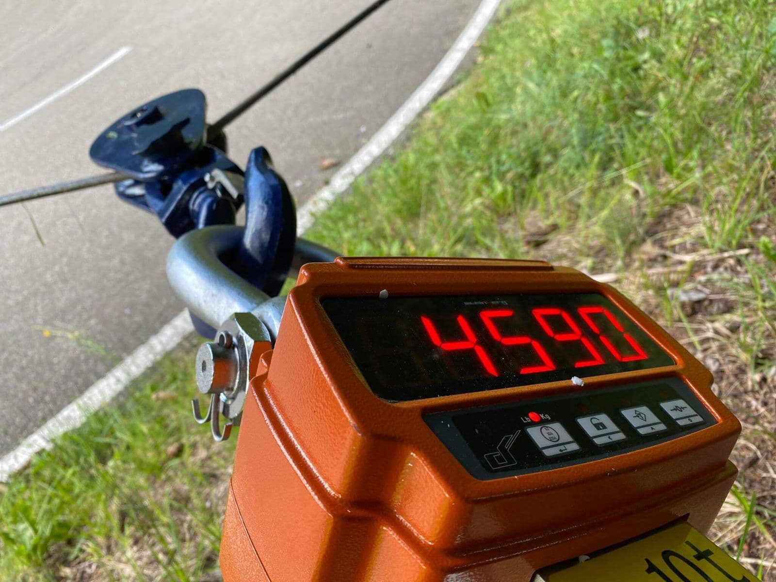Kranwaage am gespannten Seil zeigt 4590
