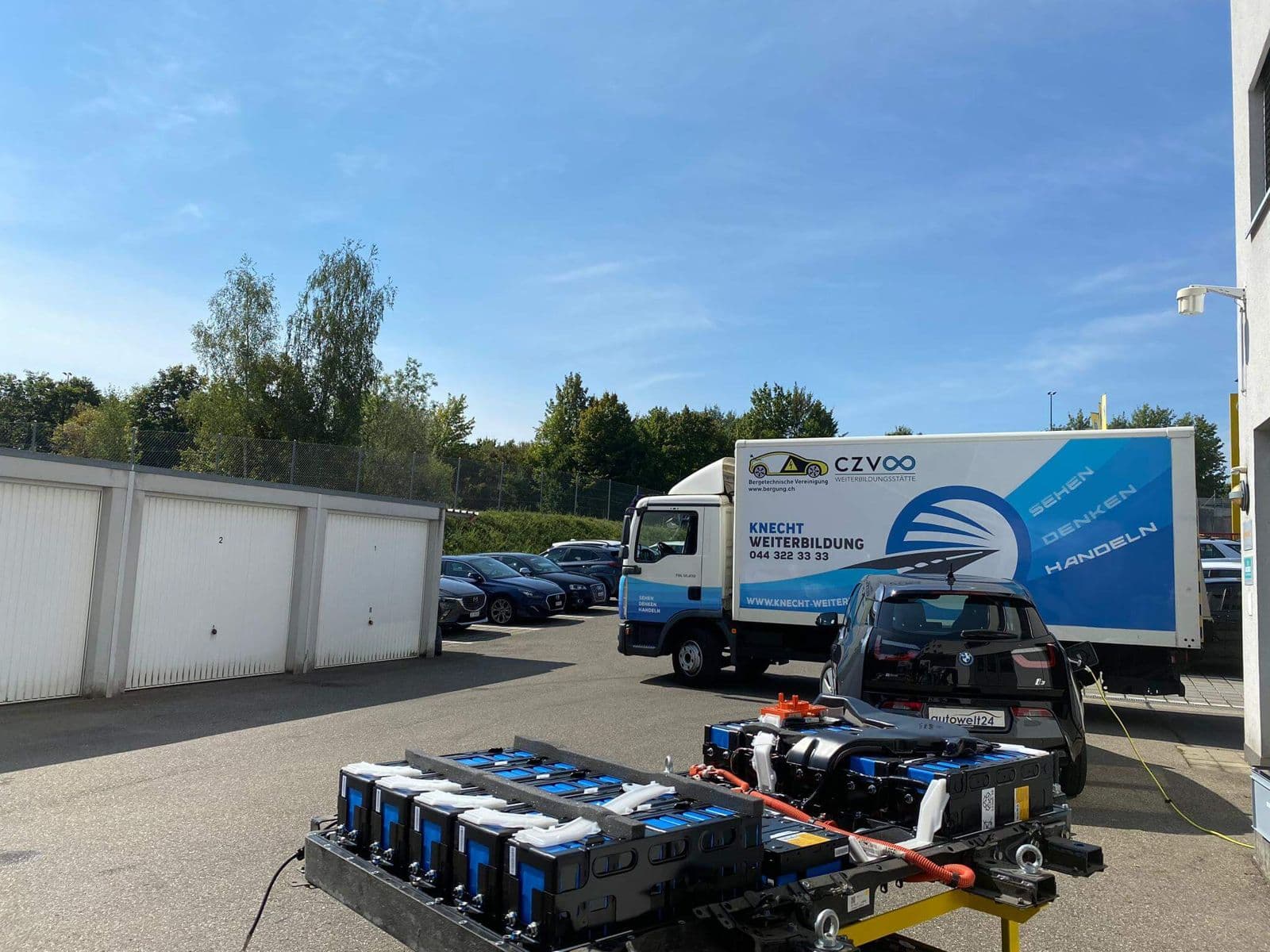 Schulungslastwagen mit CZV-Logo auf dem Platz
