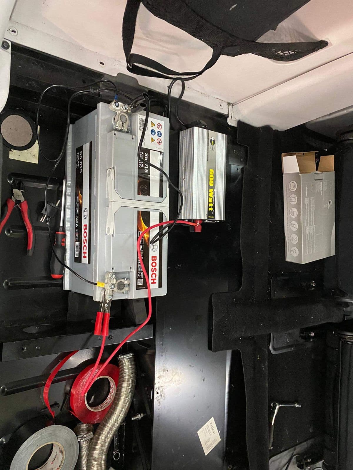 Batterie und Spannungswandler im Fahrzeug